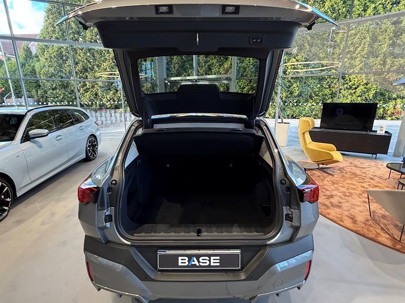 BMW iX2 xDrive 30 - fotka 11 z 17