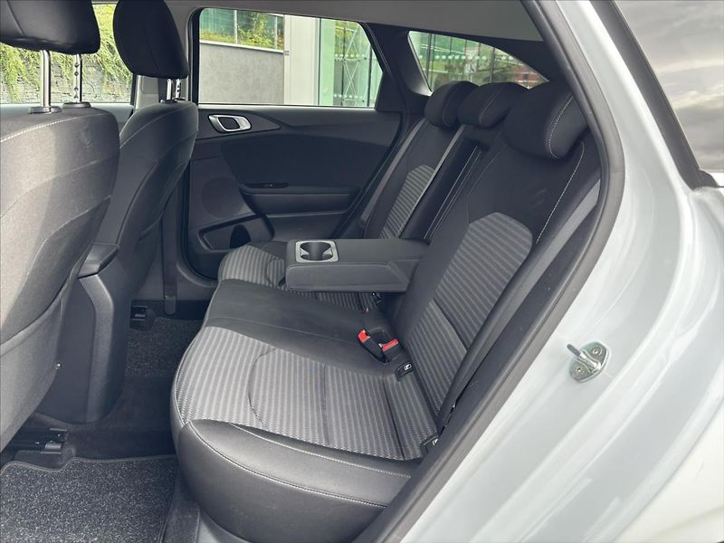 Kia Ceed 1,5 TGDi TOP ZÁRUKA - fotka 12 z 40