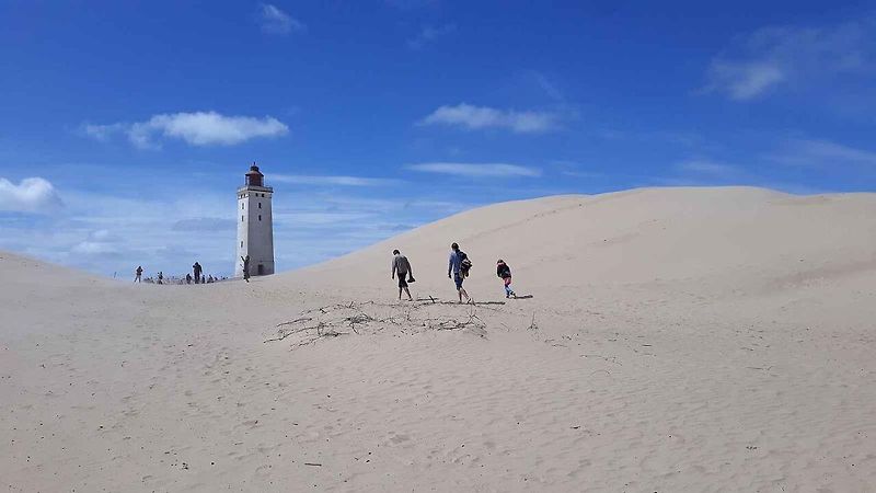 Obří písečná duna Rubjerg Knude vytváří na samotném severu Dánska dojem mnohakilometrové pouště.