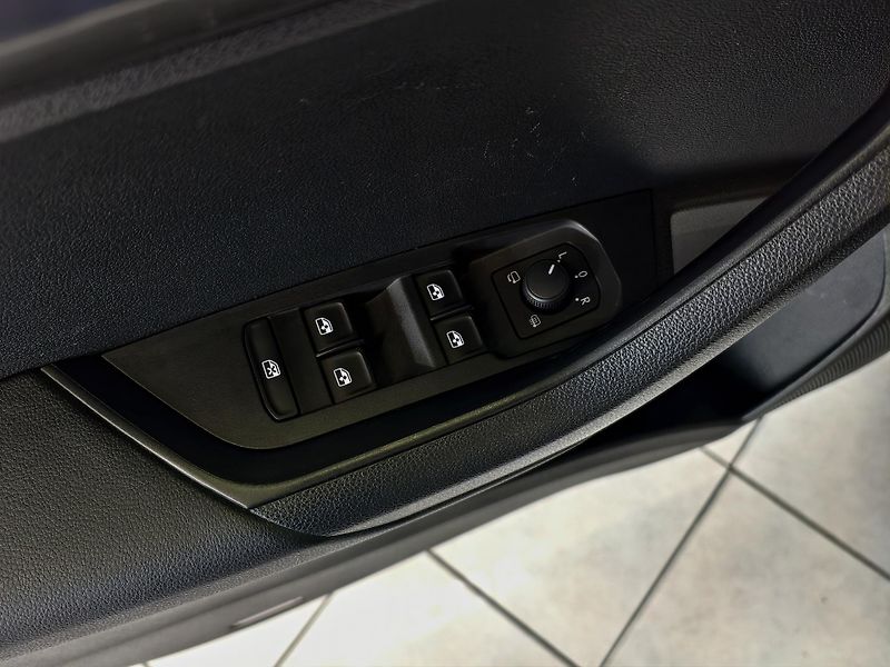 Škoda Karoq 1.6 TDi 85kW DSG STYLE LED ACC - fotka 20 z 24