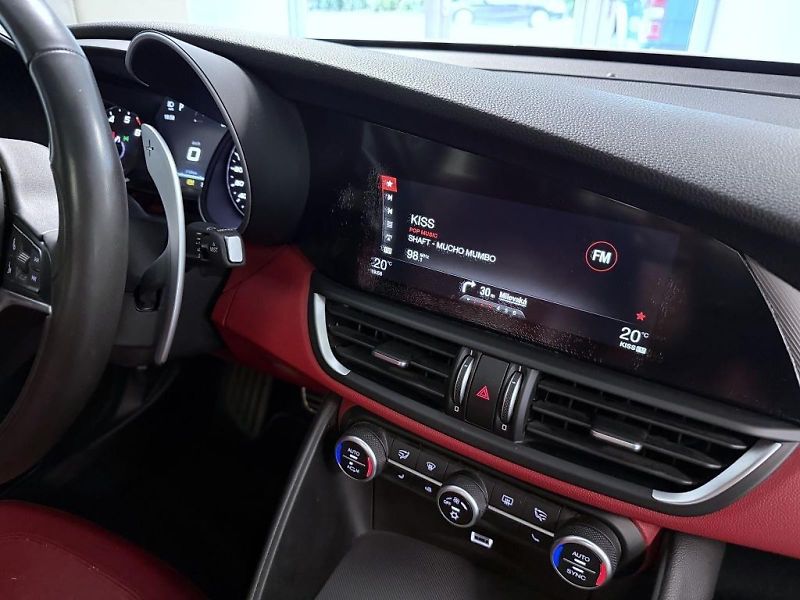 Alfa Romeo Giulia (2017) 2.0 T 280k AT8 ZF Q4 4x4 Veloc - fotka 9 z 20