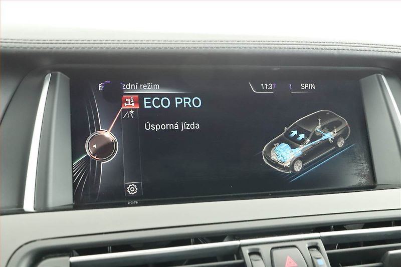 BMW Řada 5 (2015) Individual 530d xDrive, 4X4 - fotka 15 z 21