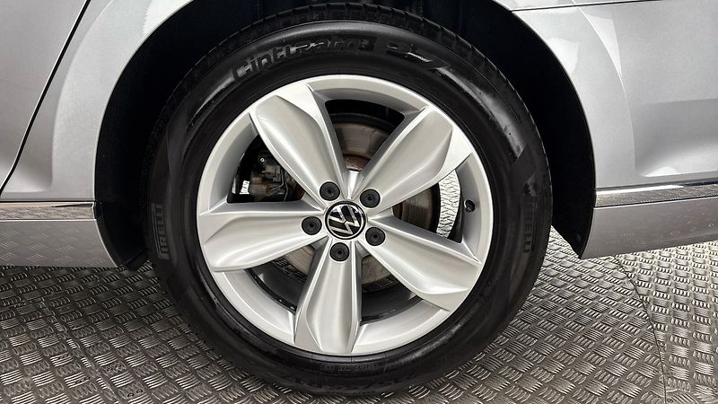 Volkswagen Passat 2.0 TDI DSG Elegance Variant - fotka 19 z 27