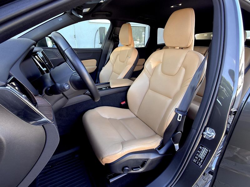 Volvo XC60 T5 AWD // MOMENTUM PRO  - fotka 12 z 49