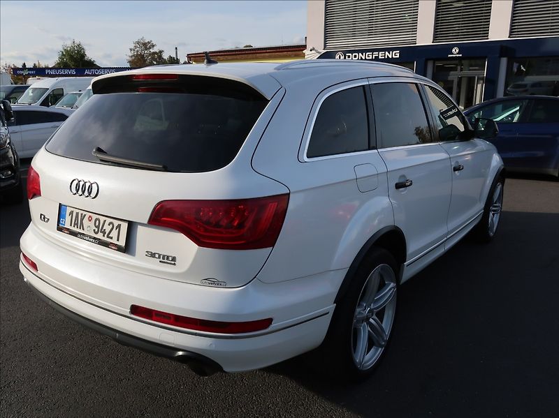Audi Q7 3,0 TDi,176kW,NovéČR,7míst - fotka 3 z 31