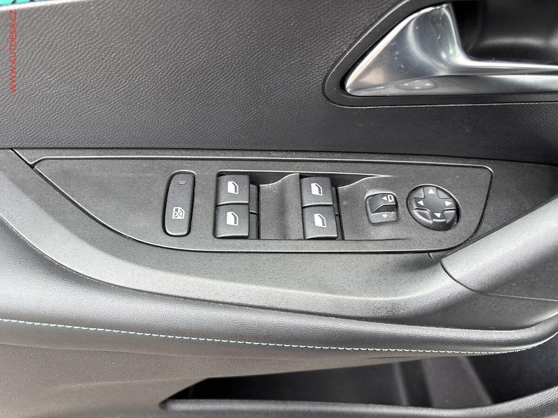 Peugeot 2008 (2022) 1.5 HDi, Allure, AT, LED - fotka 12 z 17