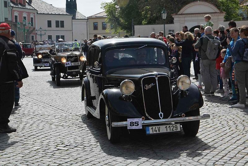 Stovka nablýskaných motocyklů a automobilů předválečné a meziválečné éry vyrazila v neděli z Horního náměstí v Přerově na spanilou jízdu regionem. Nejstarší účastnicí byla osmaosmdesátiletá Libuše Šulcová, která na trasu vyrazila na motocyklu BSA 770 se s