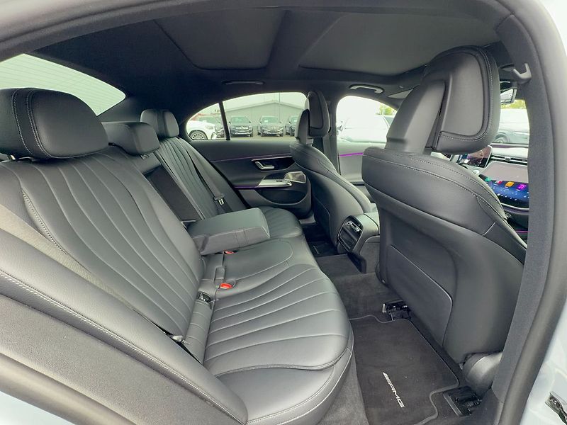 Mercedes-Benz Třídy E E 220 d 4MATIC AMG - fotka 11 z 39