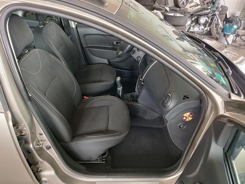 Dacia Logan (2014) 1,5DCi 66KW NAVI KLIMA TAŽNÝ - fotka 17 z 31