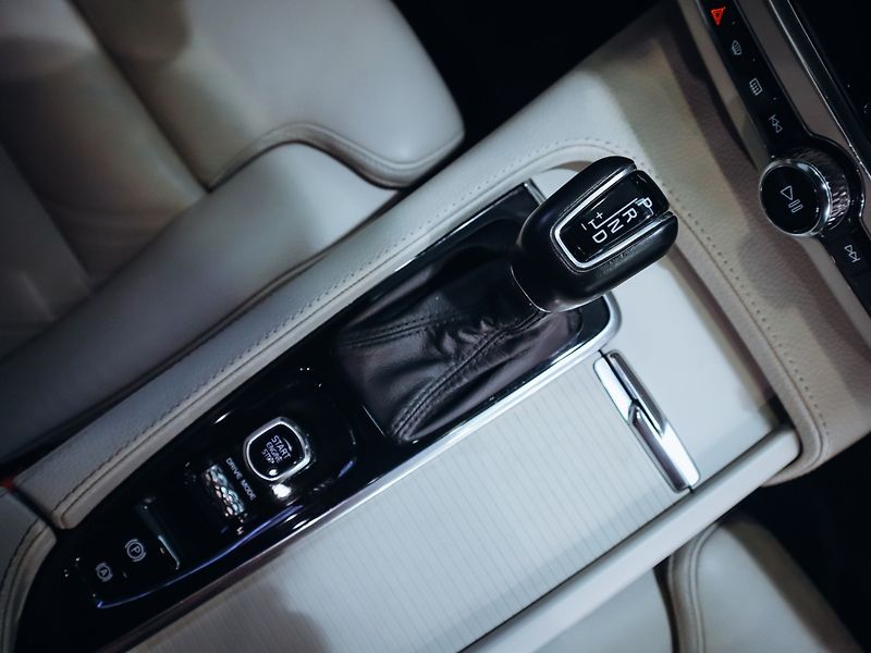 Volvo V90 D5 Momentum 173 kW AWD - fotka 19 z 28