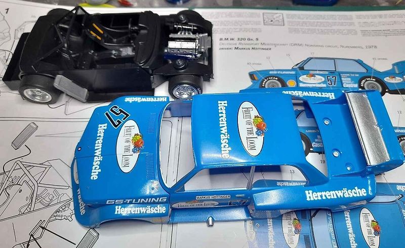 Model vozu BMW 320Gr.5 v měřítku 1:24 od firmy Italeri připomíná tragický osud talentovaného rakouského závodníka.