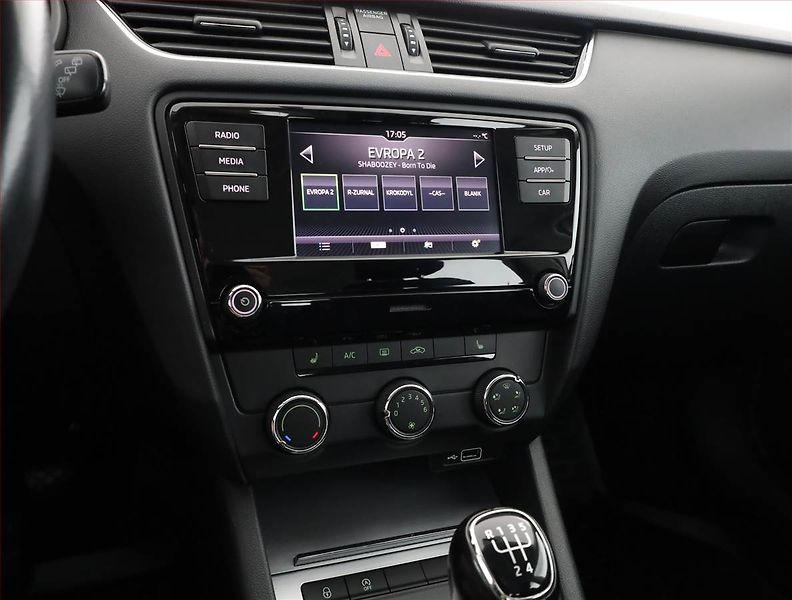 Škoda Octavia (2018) 1.6 TDI, Tempomat - fotka 10 z 16