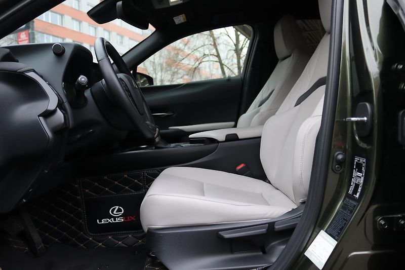 Lexus UX 250h F-SPORT DESIGN 2.0 135kW - fotka 22 z 50
