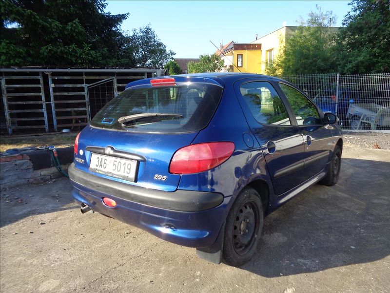 Peugeot 206 1,1 - fotka 4 z 12