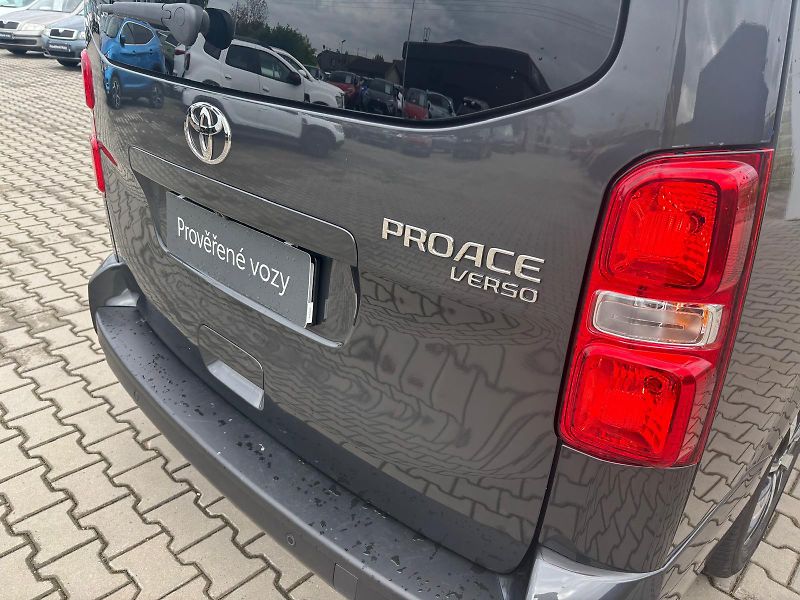 Toyota ProAce Verso 2,0 D-4D 8AT L2 Family Webasto - fotka 29 z 29