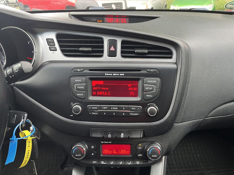 Kia Ceed (2015) 1,6 GDi 99 Kw ČR!!! - fotka 15 z 19
