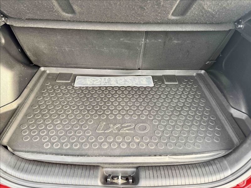 Hyundai ix20 1,4 I TRIKOLOR 1.MAJITEL - fotka 14 z 14