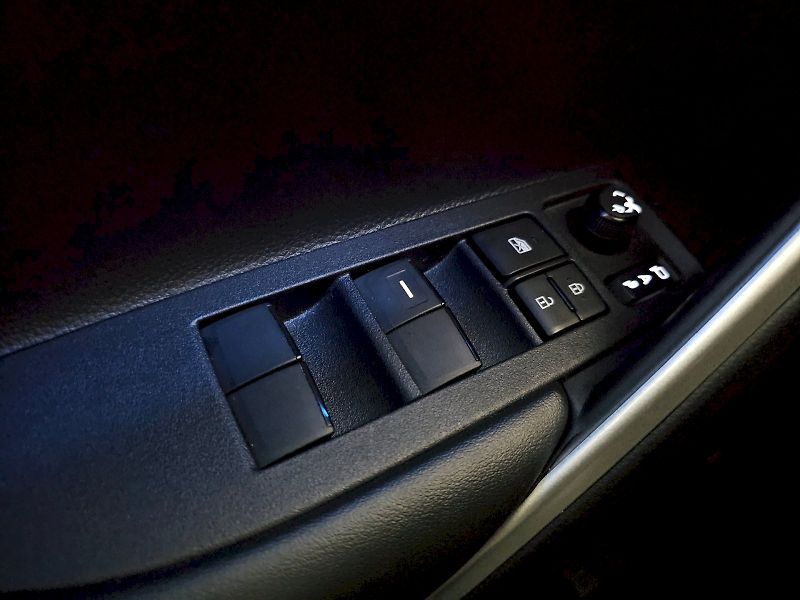 Toyota Corolla Cross (2024) 1.8HEV 140k STYLE TECH - fotka 16 z 23