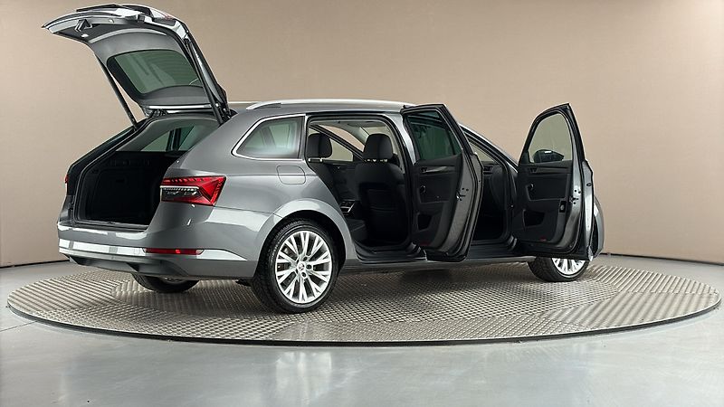 Škoda Superb 2.0 TDI DSG 4x4 Style Combi - fotka 6 z 31