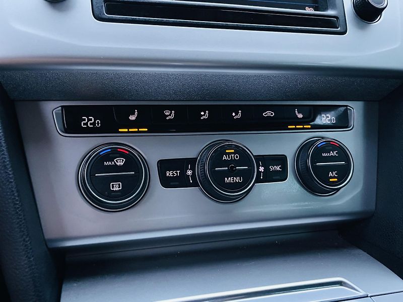 Volkswagen Passat 2.0TDI AUTOMAT VÝHŘEV SENZORY - fotka 44 z 48