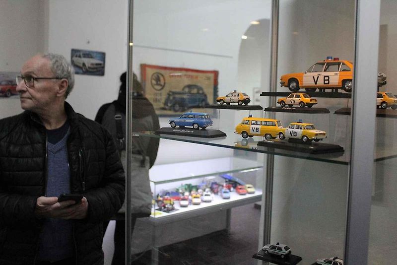 Modely vozů Škoda s pamětními mincemi.