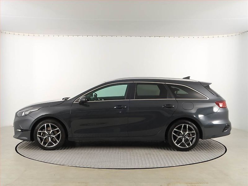 Kia Ceed (2023) Gold 1.5 T-GDI, Serv.kniha - fotka 3 z 17