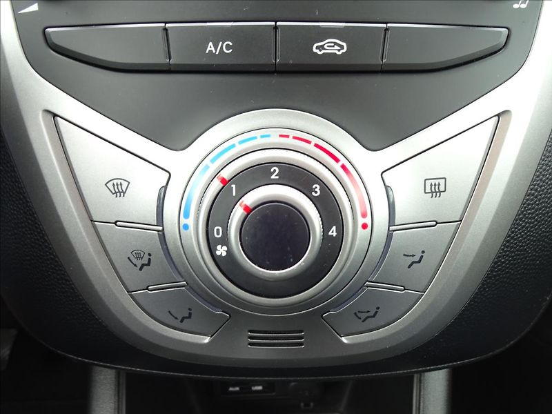 Hyundai ix20 1,6 i 91kW 56 000km - fotka 35 z 48