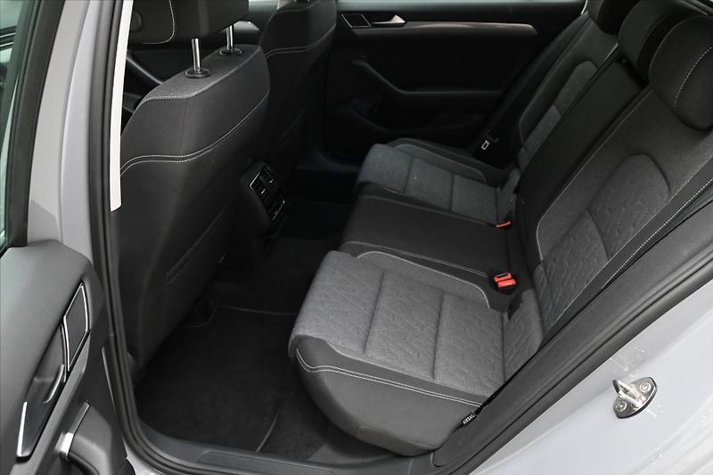 Volkswagen Passat 2,0 TDI 147kW DSG 4x4 Business - fotka 13 z 25