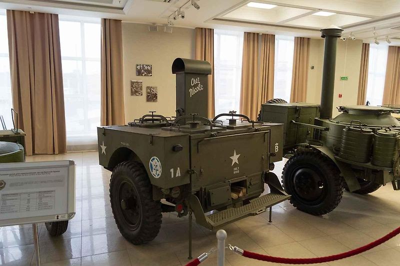 Transport německé polní kuchyně těžkým terénem na východní frontě.