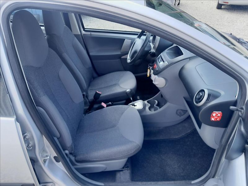 Peugeot 107 1,0i 50kW AUTOMAT - fotka 27 z 38
