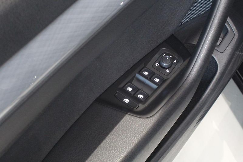 Volkswagen Passat (2021) 2.0TDI DSG Matrix display  - fotka 15 z 31