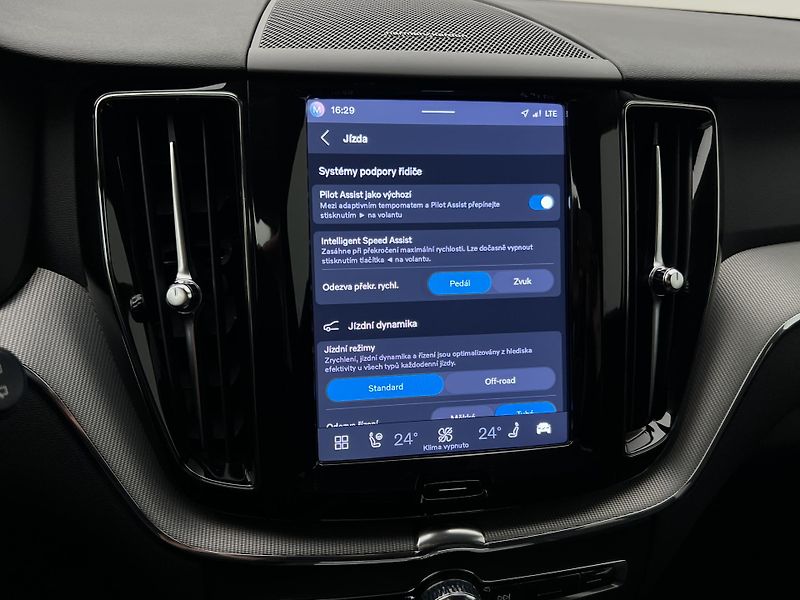 Volvo XC60 B5 AWD PLUS DARK AUT REZERVACE - fotka 36 z 44