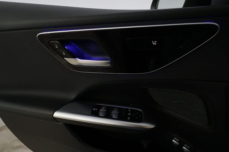 Mercedes-Benz Třídy C 300e Avantgarde Kamera Tažné - fotka 26 z 30