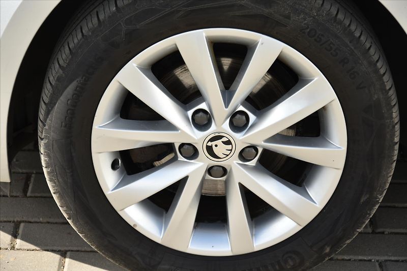 Škoda Octavia 1.6 TDI 85kW DSG LED NAVI ČR - fotka 9 z 24