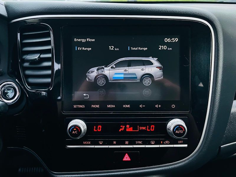 Mitsubishi Outlander 2.4i+HYBRID 4x4 SERVISKA TAŽNÉ - fotka 49 z 53