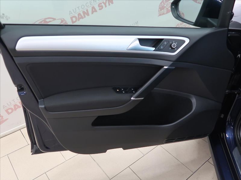 Volkswagen Golf 1,4 TSI 1.majitel - fotka 10 z 33