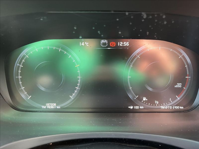 Volvo V90 2,0 B4 145KW CROSS COUNTRY DPH - fotka 21 z 43