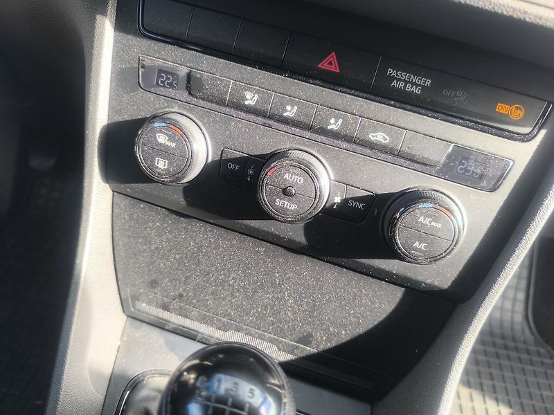 Seat Leon TDI,KRÁSNÝ,1MAJ58L,SERVISKA - fotka 10 z 28