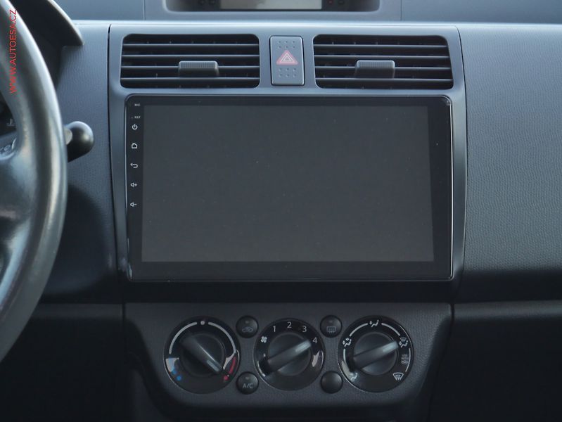 Suzuki Swift (2007) 1.3i 4x4, AC, výhřev sed - fotka 11 z 16