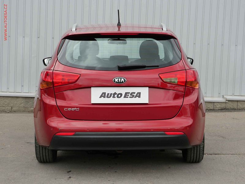 Kia Ceed (2017) 1.6 GDi, 2.maj,ČR, AC, park - fotka 5 z 17