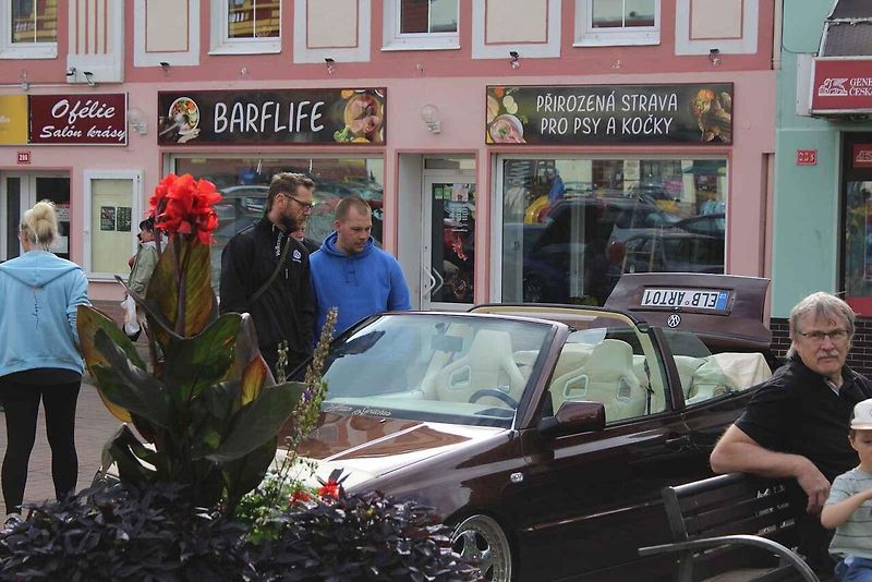 V severočeském Litvínově se uskutečnil premiérový Autofest. Na snímku je luxusní Porsche 911 Spirit.