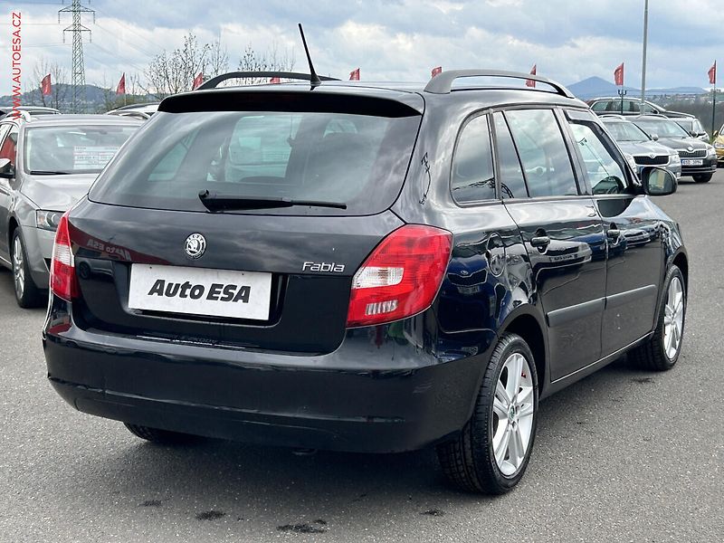 Škoda Fabia (2011) 1.2TSi, AC, výhřev sed. - fotka 4 z 15