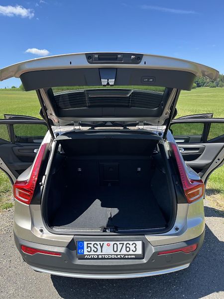 Volvo XC40 (2022) B3 FWD AUT PLUS 1. MAJITEL - fotka 15 z 23