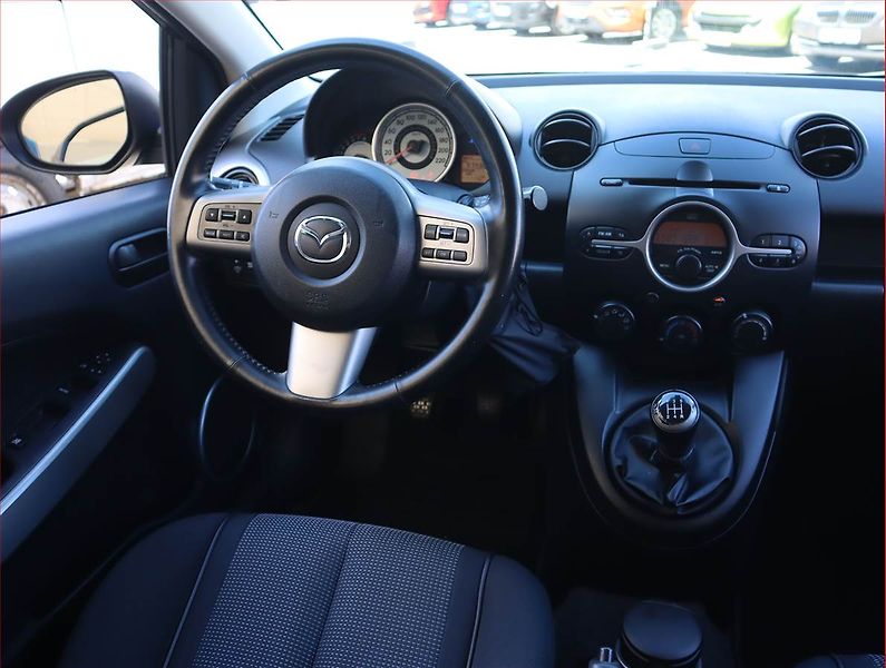 Mazda 2 (2008) 1.5 i, Tempomat, Park. senzory - fotka 7 z 15