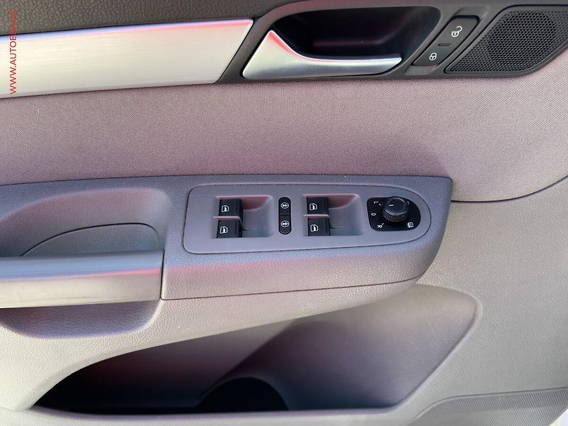 Volkswagen Sharan (2015) 2.0 TDi, AC, výhřev sed - fotka 10 z 19