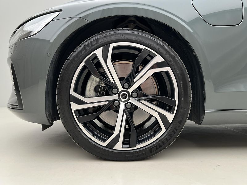 Volvo V60 T6 AWD DARK PLUS 1. maj. - fotka 14 z 49
