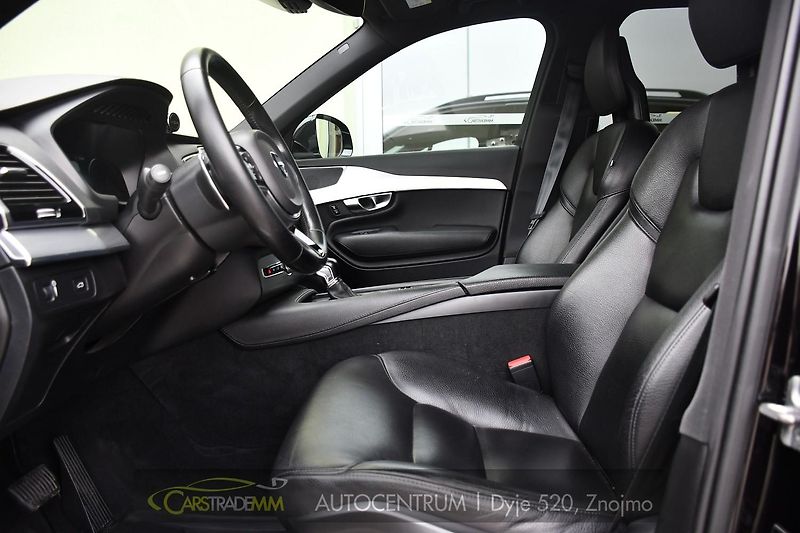 Volvo XC90 D5 AWD MOMENTUM ČR - fotka 9 z 39