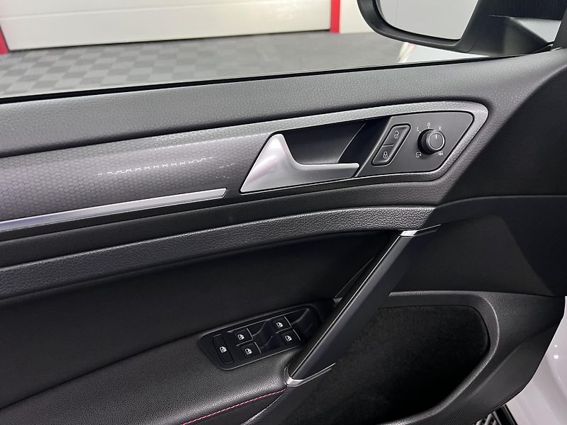 Volkswagen Golf GTI TCR, 2.0 TSI 213 kW - fotka 12 z 46