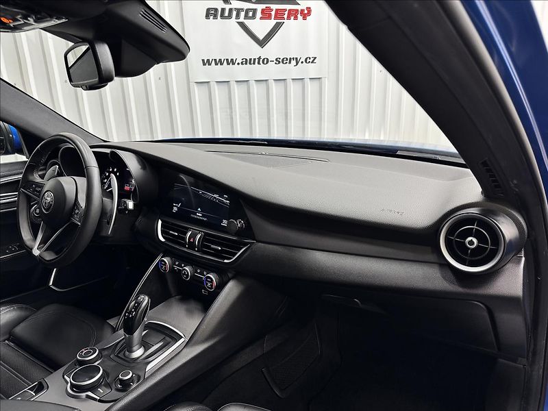 Alfa Romeo Giulia 206kW Q4 VELOCE 1.MAJITEL - fotka 35 z 39