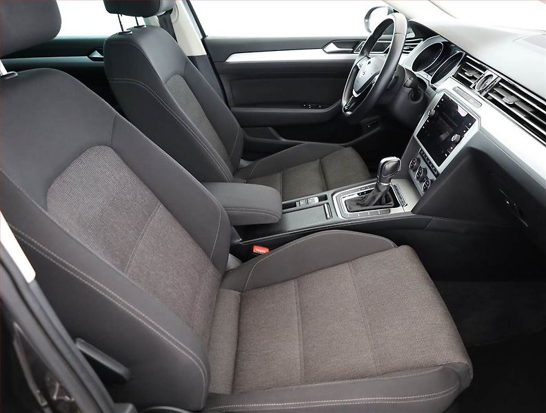 Volkswagen Passat (2019) Business 2.0 TDI, Automat - fotka 7 z 20